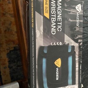 Wizsla Magnetic Wristband in Black and Blue